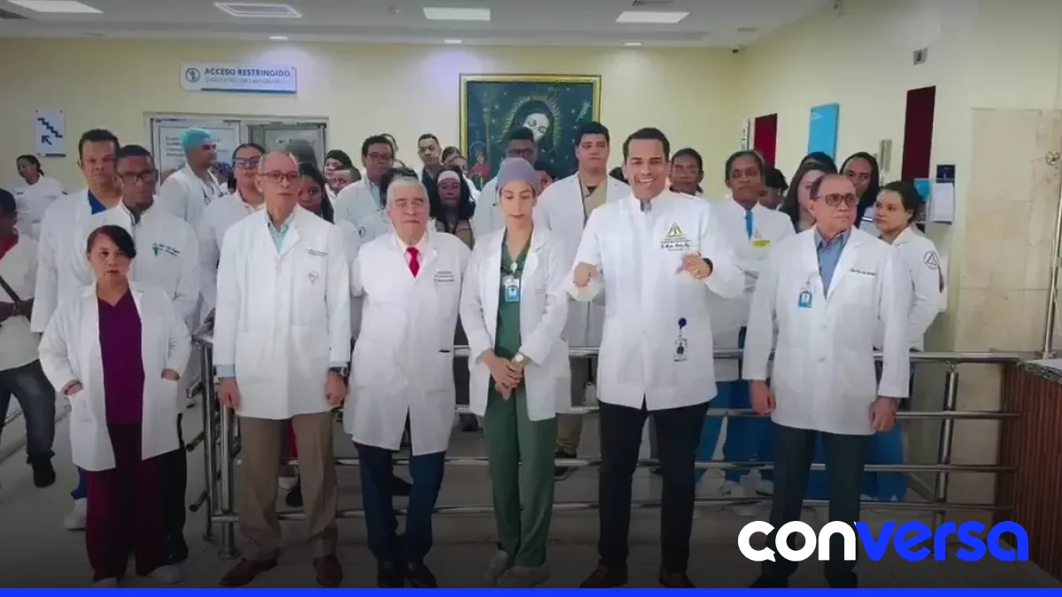 Médicos en protesta frente al Hospital Doctor Francisco Moscoso Puello.