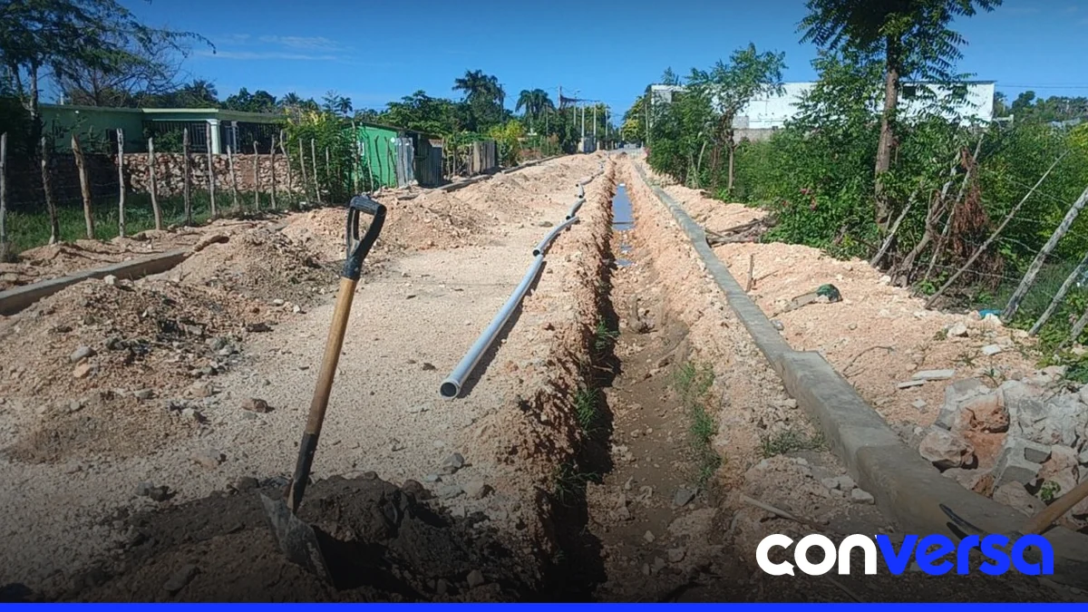 Trabajos de asfaltado y remozamiento en la zona de Pedernales, preparándose para la apertura del aeropuerto y nuevos hoteles.