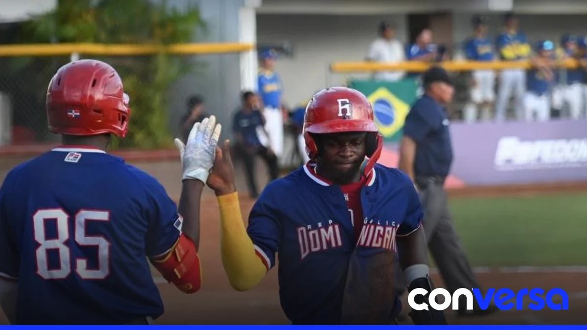 Jugadores de la selección dominicana en el partido contra Brasil en el Premundial U18.