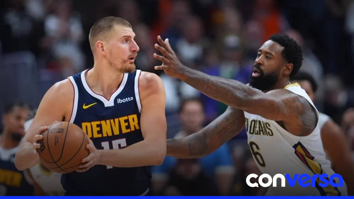 Jugadores de los Nuggets celebran la victoria sobre los Pelicans en Denver.