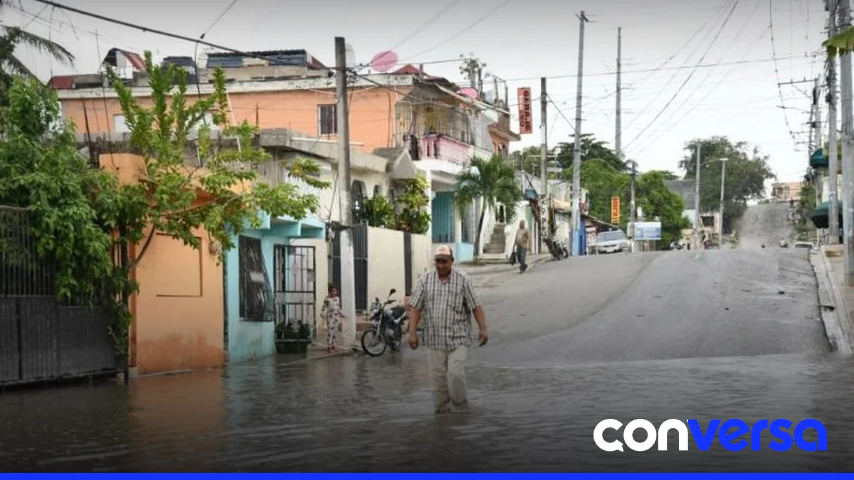 Vecinos de Los Frailes II denuncian la acumulación de agua en sus calles.