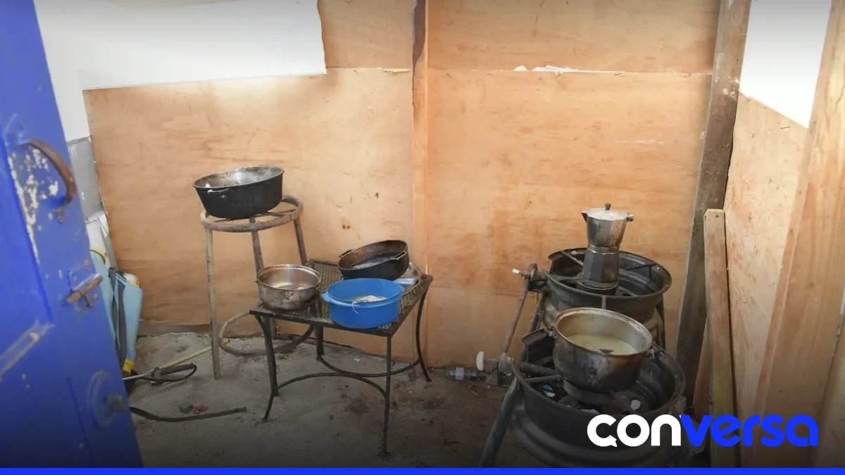 Agentes de la Dirección Cibao Central de la Policía Nacional duermen en un módulo improvisado.