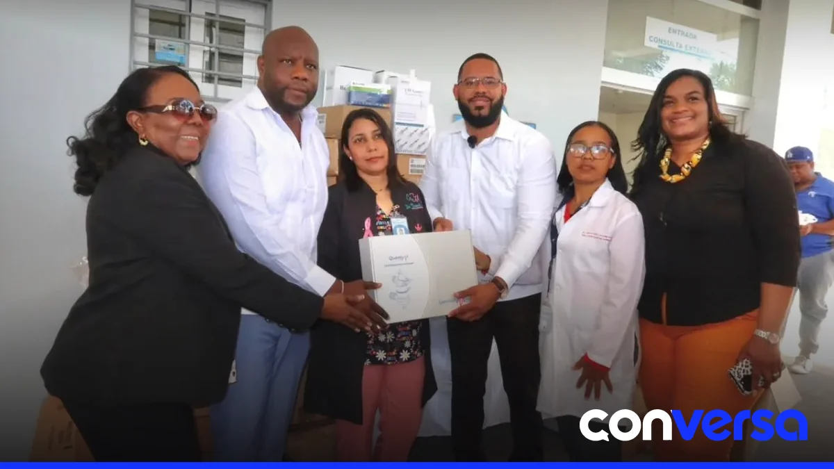 Líderes comunitarios y políticos entregan medicamentos en el hospital de Boca Chica.