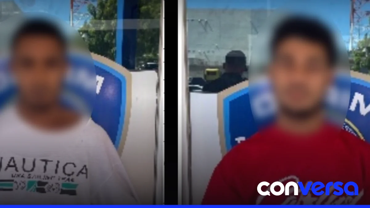 Agentes de la Policía Nacional detuvieron a dos hombres en una joyería de Santiago.