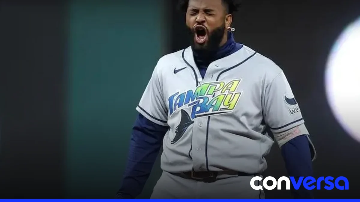 Junior Caminero celebrando su jonrón en la Serie de Campeonato de la Liga Americana.