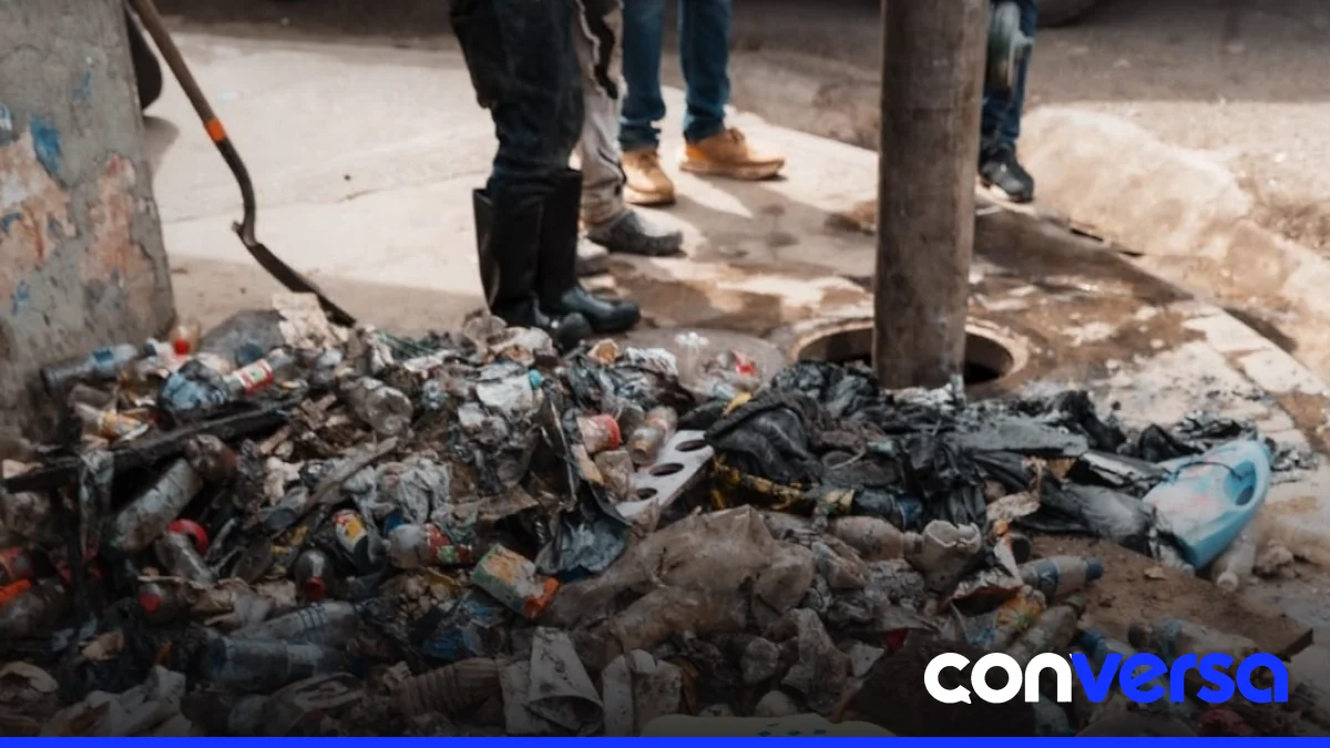 Imagen de imbornales tapados con residuos en calles de Santo Domingo.