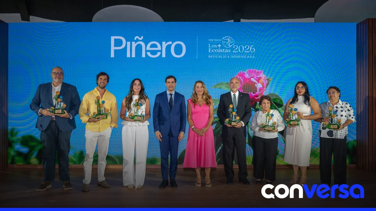 Foto: Estatuilla hecha con materiales reciclados entregada en los premios 'Los + Ecoístas'.