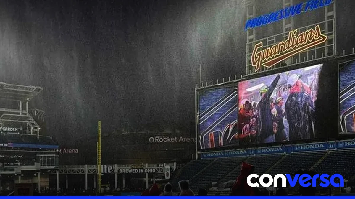 Jugadores de los Rays y Guardians en el Progressive Field durante la Serie de Campeonato.