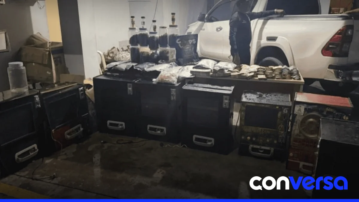 Agentes de la Policía Nacional durante el allanamiento en Capotillo.