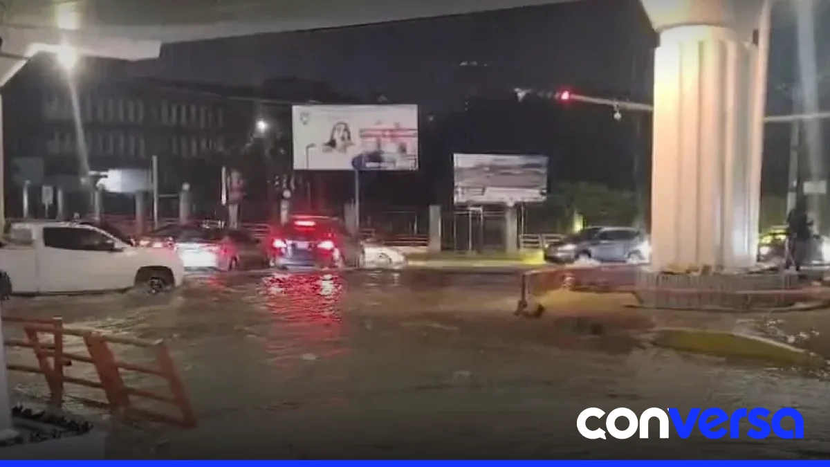 Imagen de inundaciones en el sector de Hoyo de Caimito, Santiago.