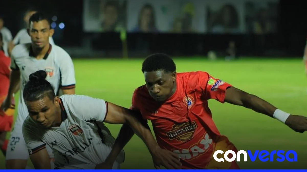 Jugadores del Atlético Vega Real y Cibao FC en el estadio Cóndor durante el partido de la undécima jornada.