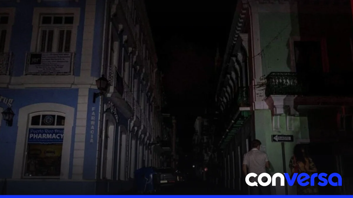 Imagen de una línea eléctrica con trabajos de mantenimiento en progreso.