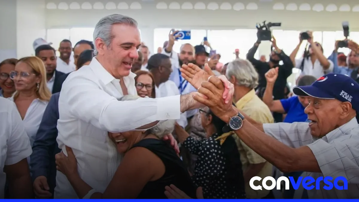 El presidente Luis Abinader se reúne con jóvenes en el Club Osvaldo Rafael Mercedes (CROM).