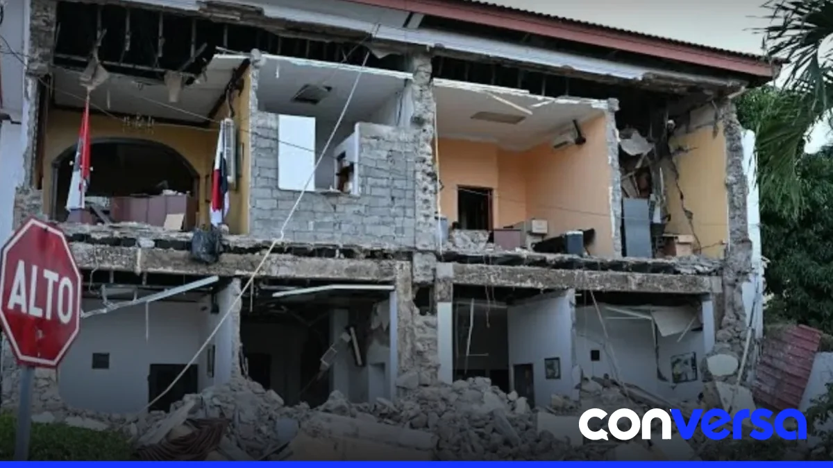 Vecinos de Tonosí rezan frente a la iglesia tras el sismo.