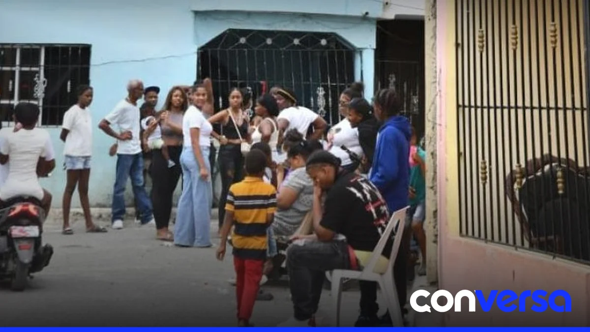 Familiares de los adolescentes fallecidos en el operativo policial en Santo Domingo Este.