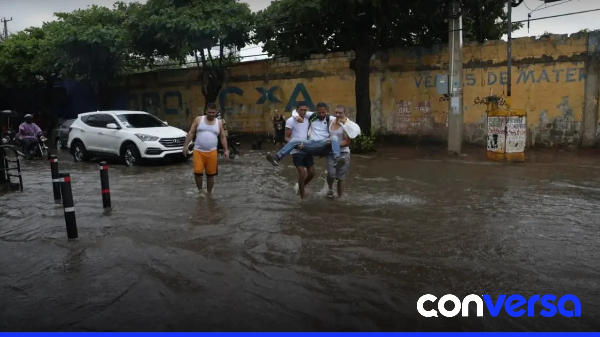 Imagen de una calle inundada en Santo Domingo durante las lluvias recientes.