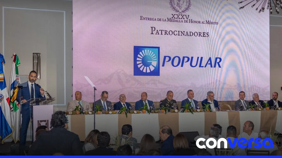 Representantes de la ADHA y autoridades reciben la Medalla de Honor al Mérito.