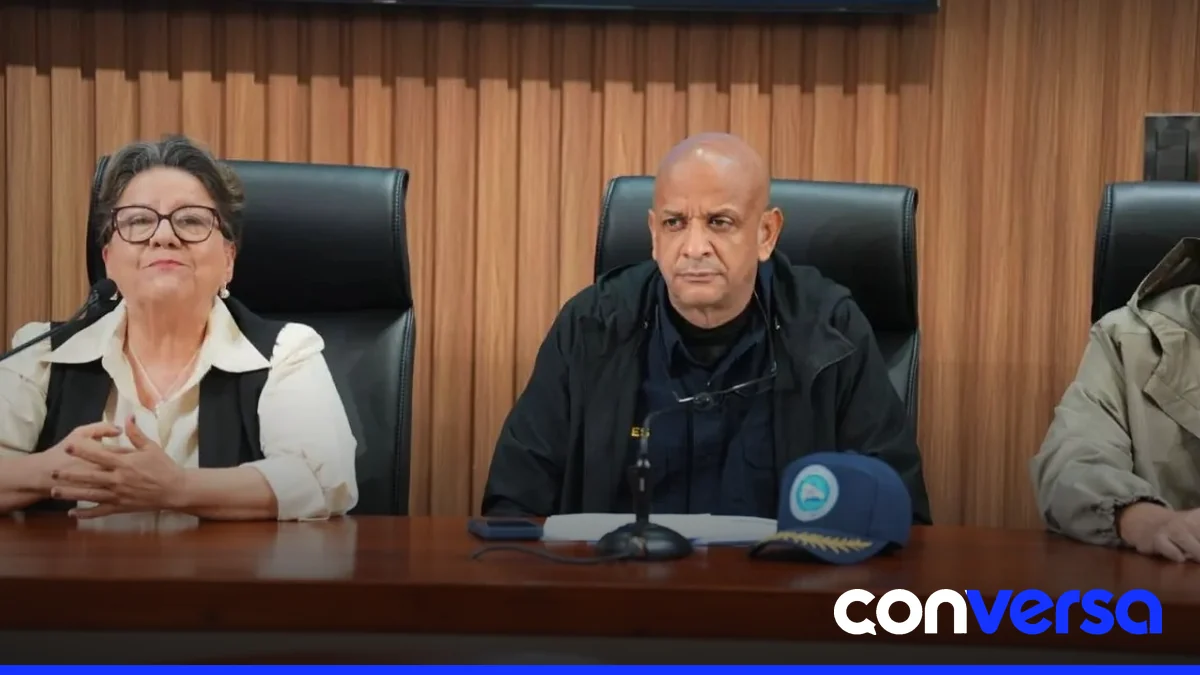 Equipos de Defensa Civil y bomberos desplegados en zonas afectadas por las lluvias.