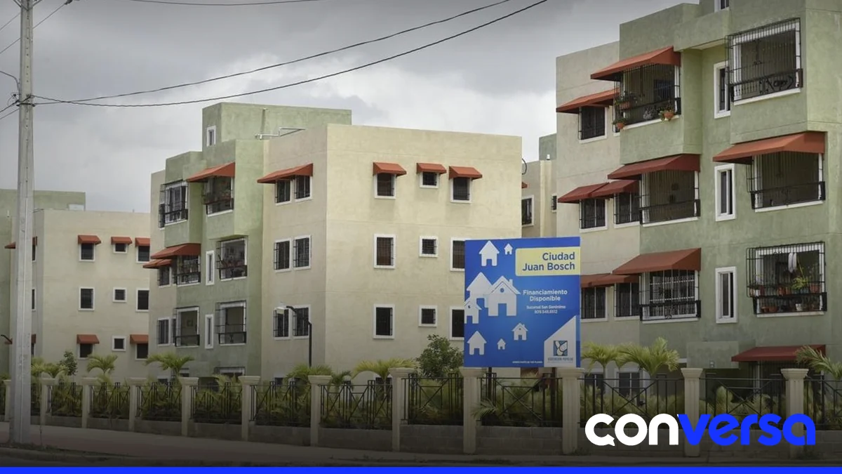 Vecinos de un residencial en Santo Domingo denuncian conflictos por estacionamiento.