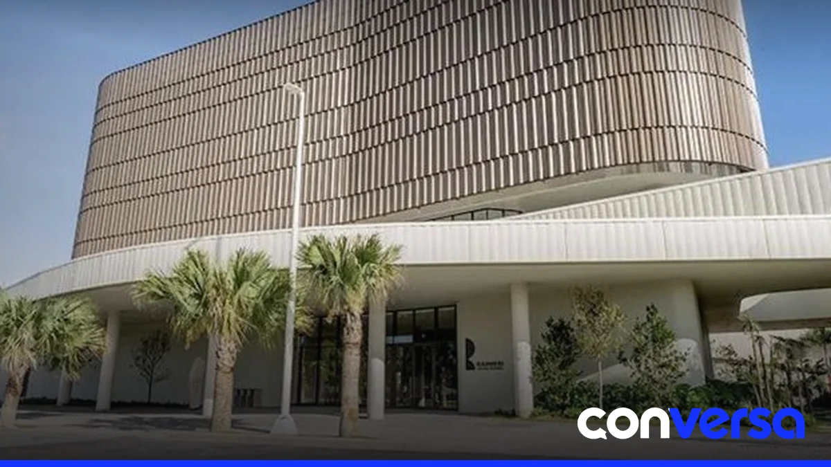 Imagen del Centro Cultural Rainieri en Punta Cana, con su arquitectura inspirada en el nido de la cigua palmera.