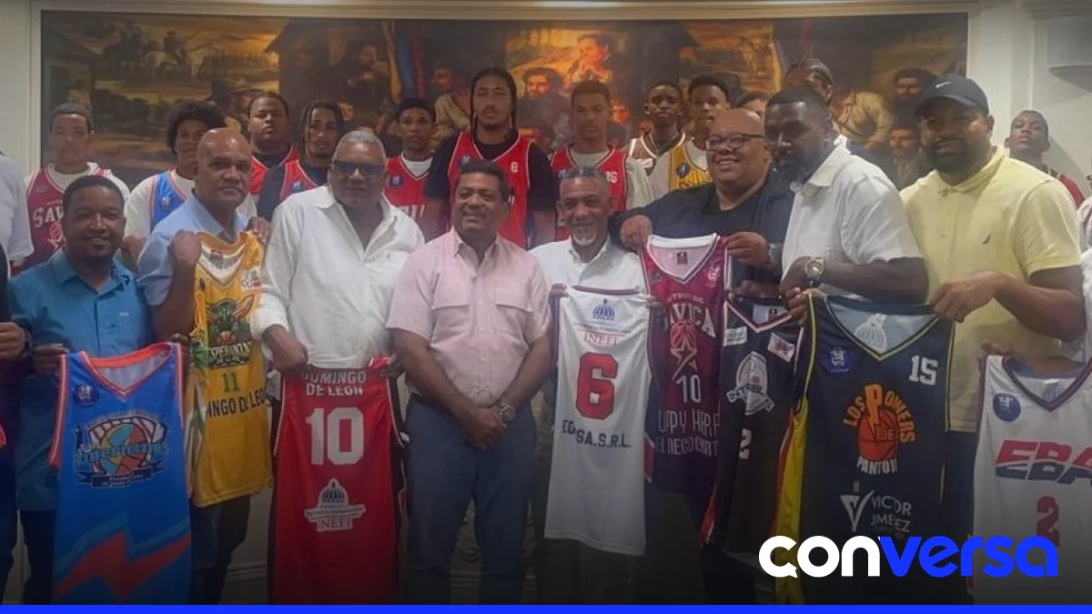 Participantes del Torneo de Baloncesto Superior Masculino de Los Alcarrizos en reunión de organización.