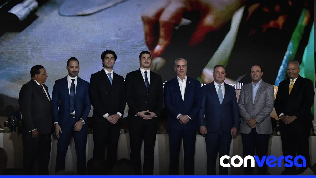 Representantes del sector agropecuario y autoridades en la entrega de la Medalla de Honor al Mérito.