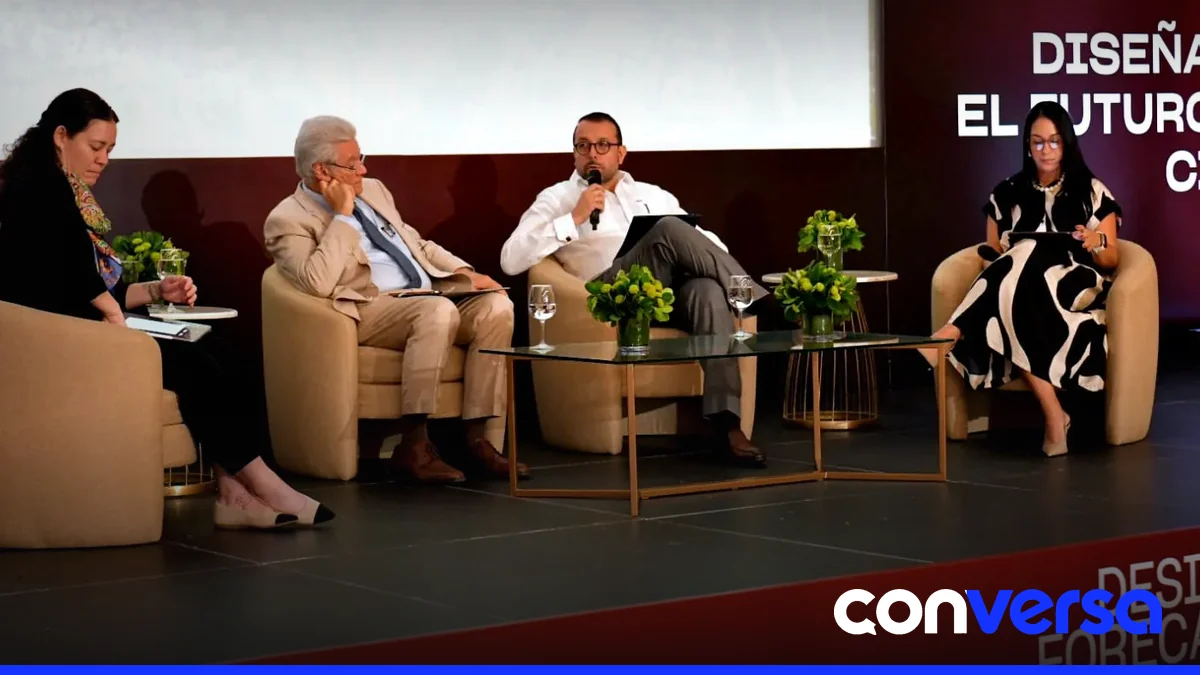 Participantes en el encuentro sobre planificación urbana en Santiago.
