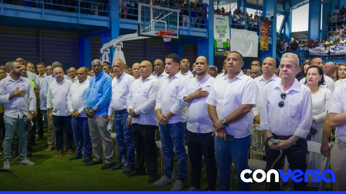 Representantes del sector construcción participan en el acto de juramentación en Sánchez Ramírez.
