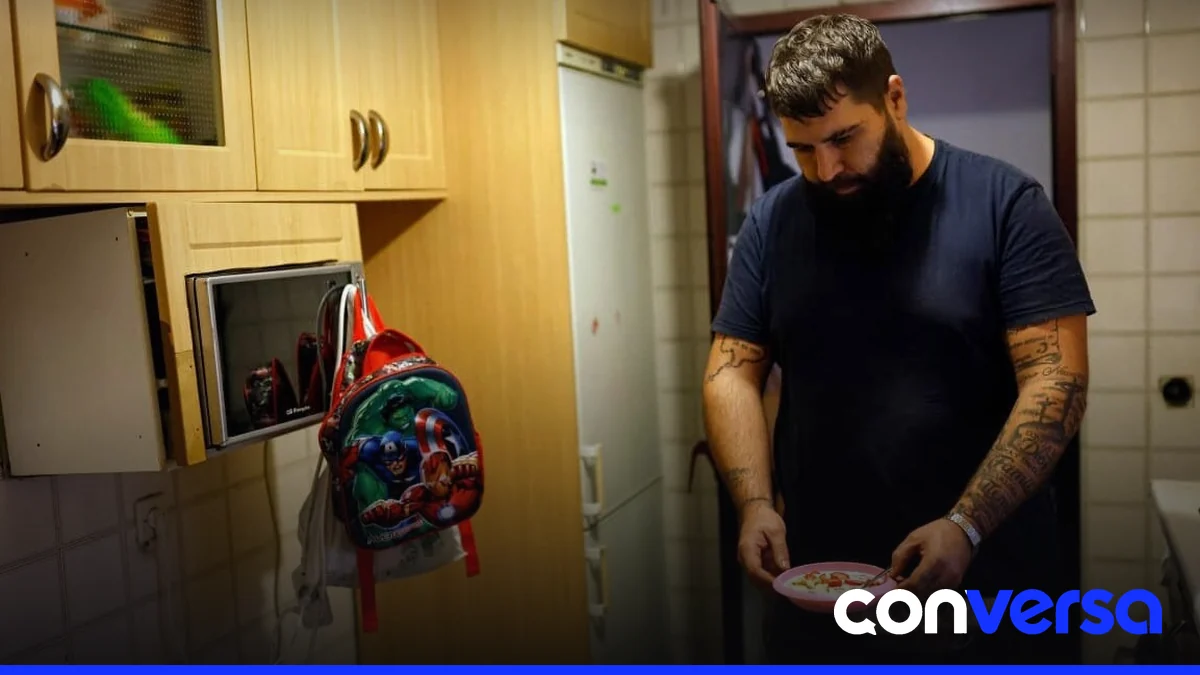 Una mujer vive en un apartamento compartido en Madrid, donde comparte espacio con otras tres personas.
