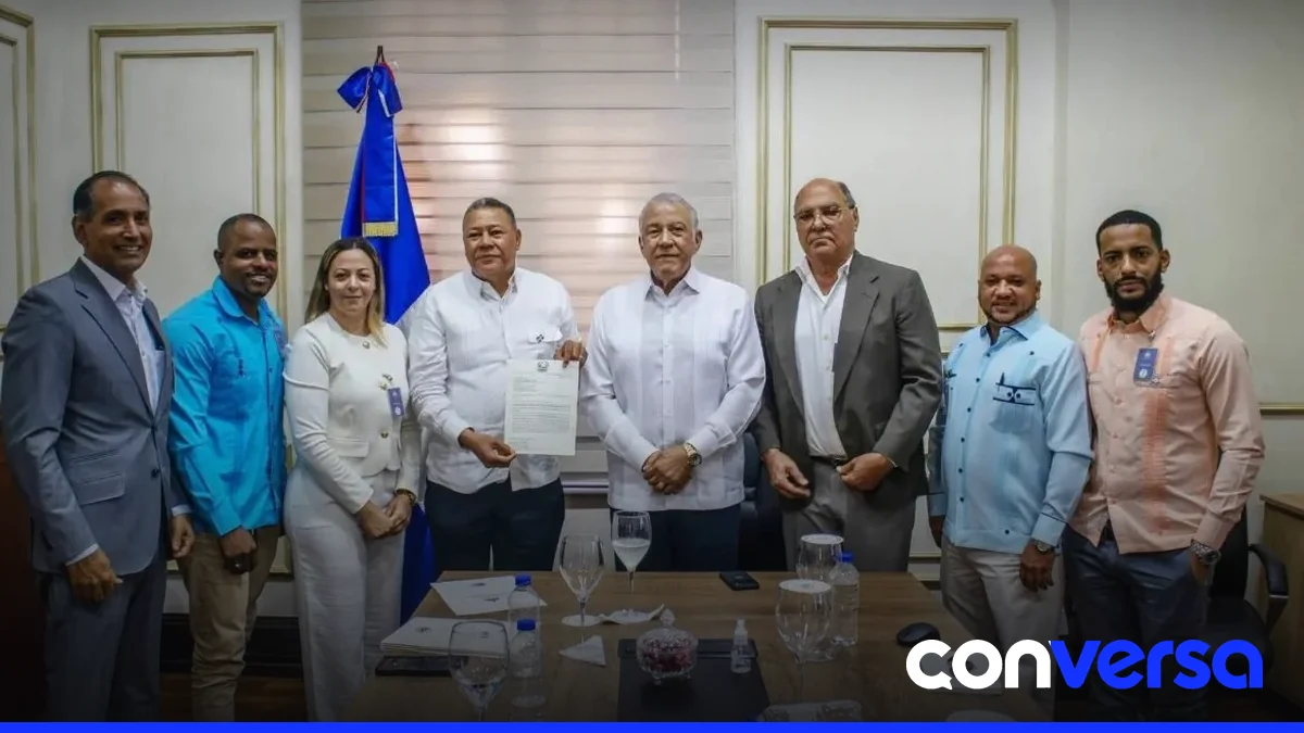 Representantes de Anavip entregan carta al Palacio Nacional para solicitar intervención gubernamental.