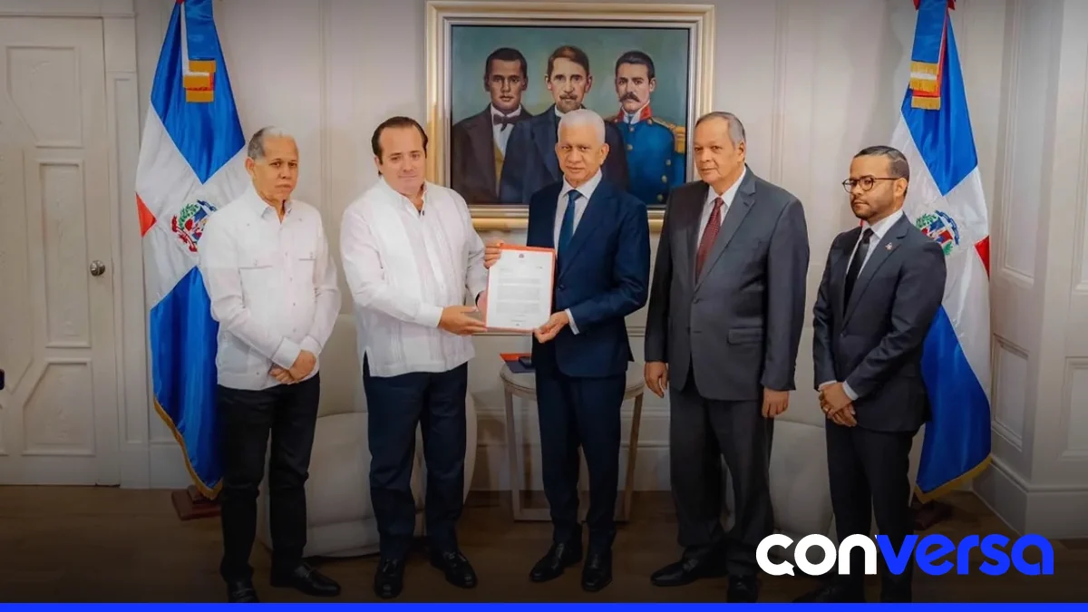 Ministro José Ignacio Paliza entrega anteproyecto de ley en el Senado.