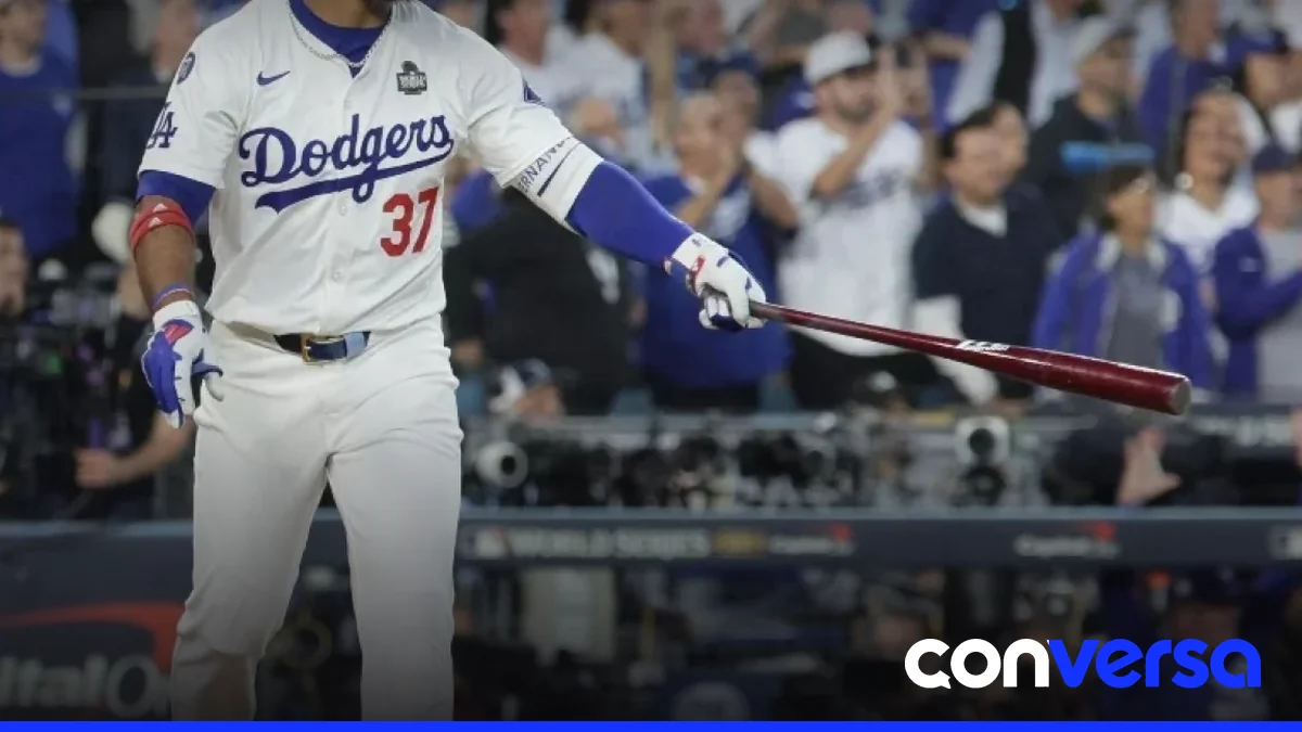 Jugador de béisbol en acción durante una partida de las Grandes Ligas.