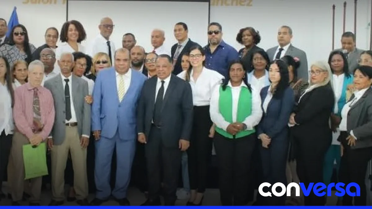 Abogados del Colegio de Abogados se reúnen para discutir la organización de las elecciones.