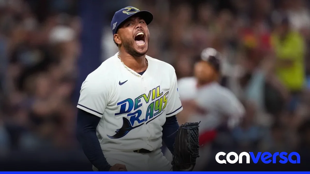 Freddy Peralta celebra el triunfo de los Rays en el Tropicana Field.