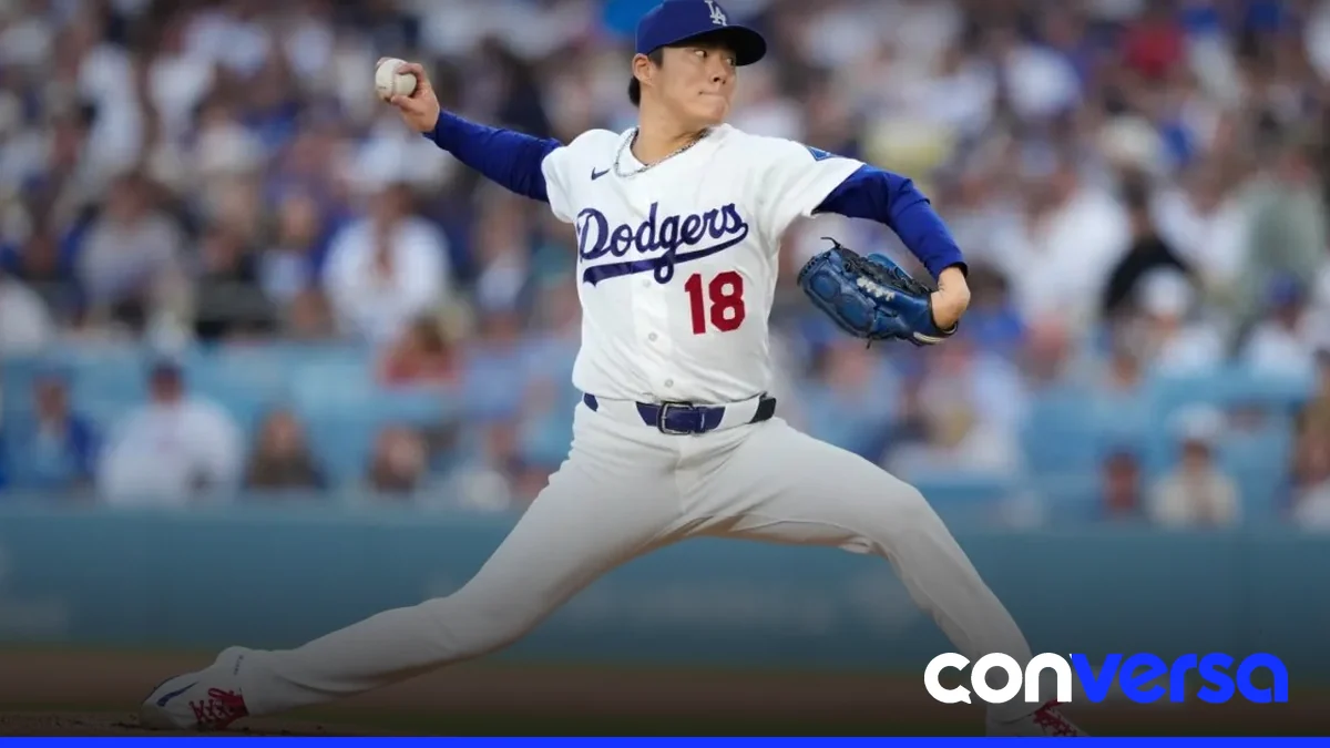 Yoshinobu Yamamoto lanzando durante la Serie de Campeonato de la Liga Nacional.