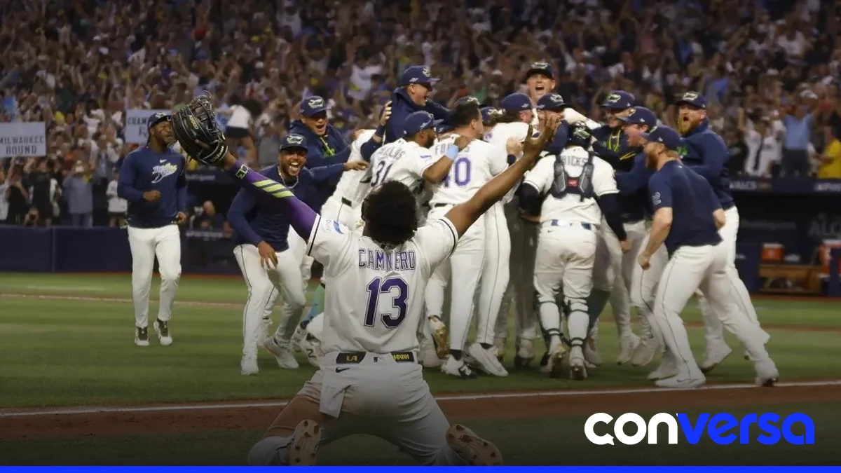 Jugadores de los Rays celebran la victoria en la duodécima entrada.