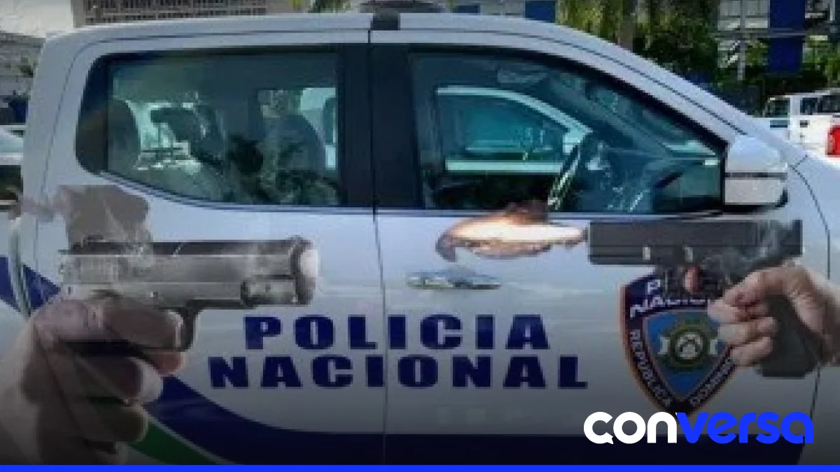 Agentes de la Policía en una patrulla en Santo Domingo.