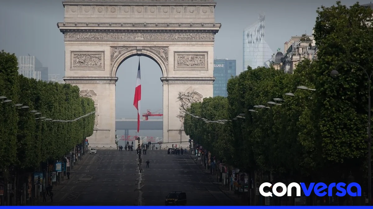 Imagen de disturbios en París, mostrando barricadas y choques con las fuerzas de seguridad.