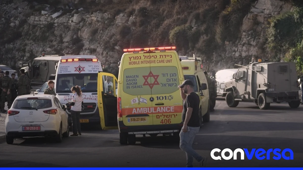 Soldados israelíes en la zona de Hebrón tras el ataque.