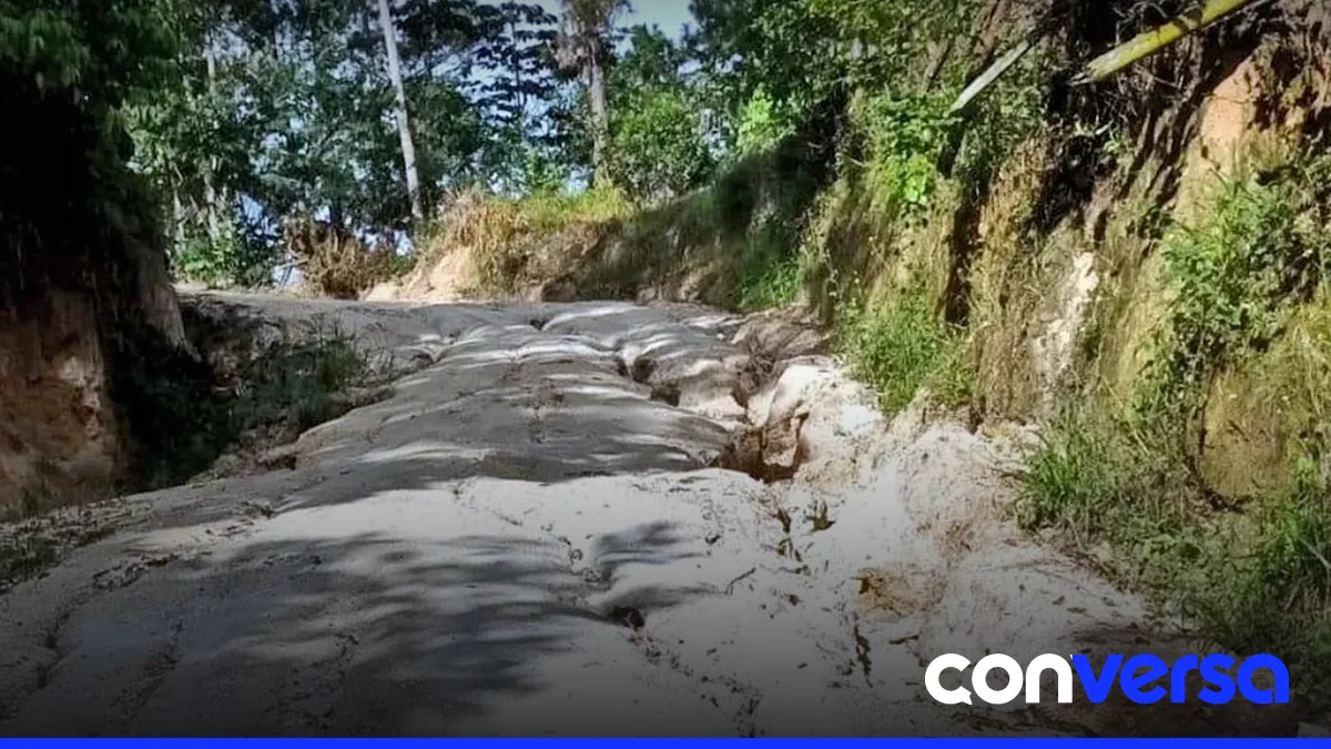 Imagen de la carretera de Angosto, con evidencia de deterioro y zanjas.