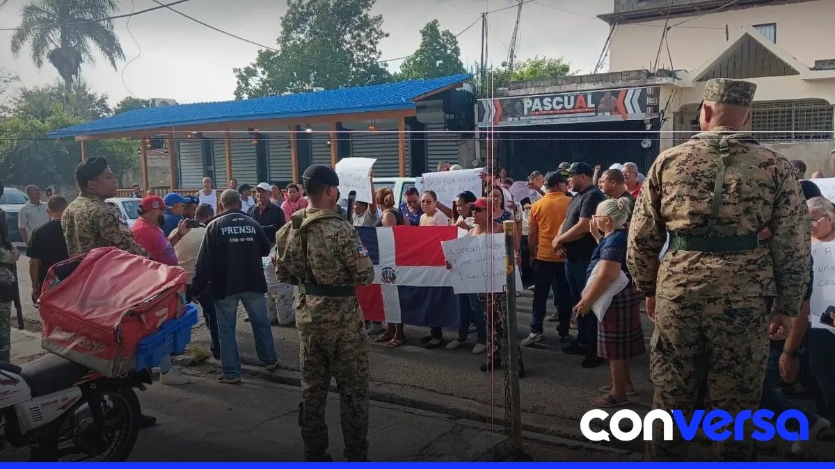 Manifestantes se reúnen frente a la oficina de Edenorte en Hato Mayor durante las protestas por el incremento de las tarifas eléctricas.