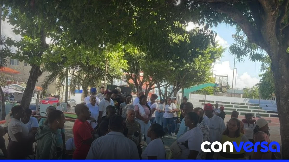 Manifestantes en el Parque de Piedra Blanca exigiendo ayuda para los dominicanos reclutados en Rusia.