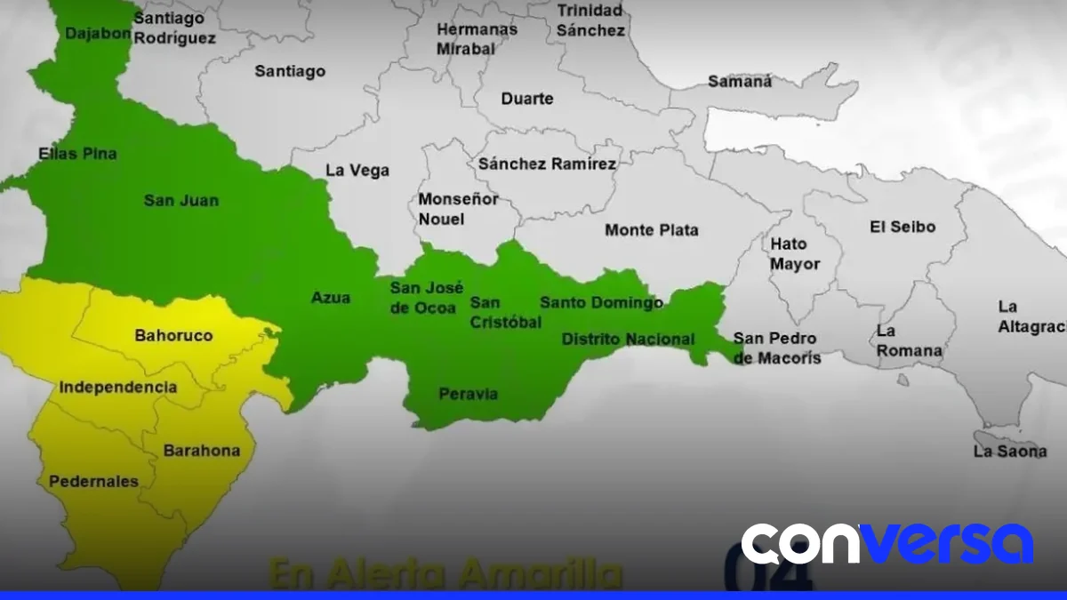Imagen de un cielo nublado con lluvia sobre una zona rural.