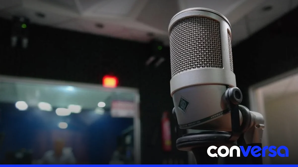 Imagen de un estudio de radio con personalidades del entretenimiento.