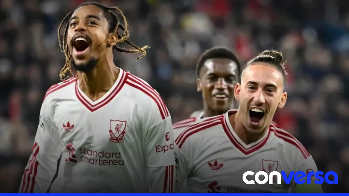 Jugadores de Liverpool celebran su victoria en la Liga de Campeones.