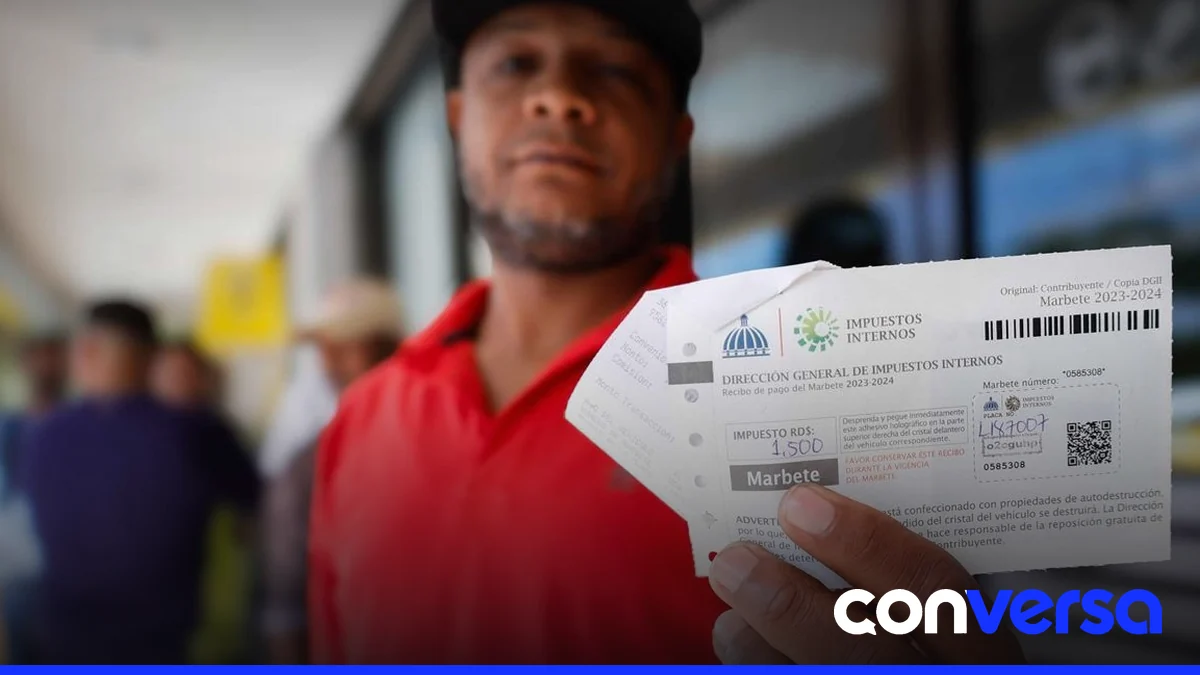 Vehículo en la vía pública, con el marbete visible en la parte delantera.