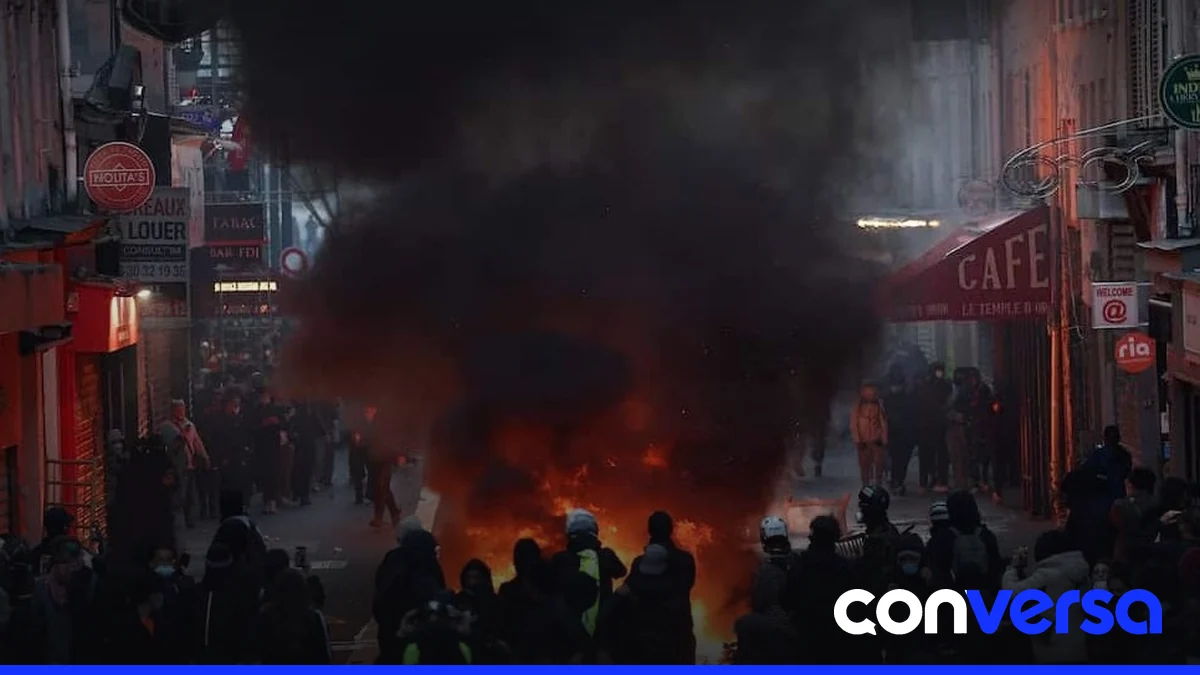 Manifestantes y fuerzas de seguridad en enfrentamientos en París.