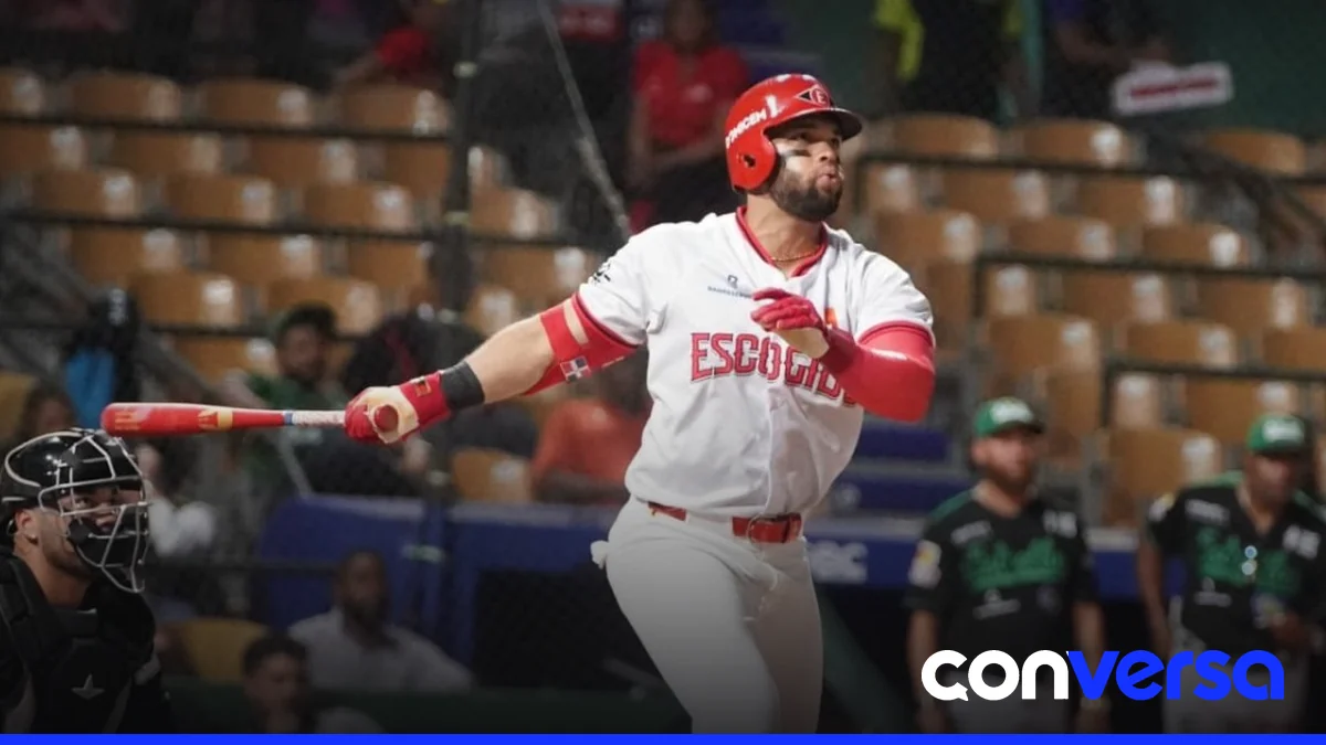 Jugadores de los Leones del Escogido celebran su victoria en el estadio Quisqueya Juan Marichal.