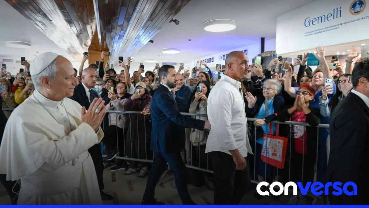 Papa Leon XIV llega al hospital Gemelli de Roma acompañado de su médico personal y secretarios.