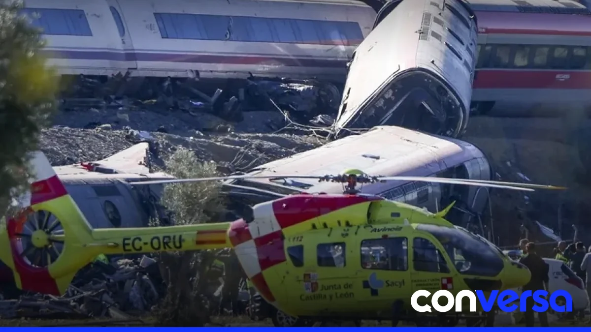 Familiares de víctimas se reúnen en la estación de Atocha para recibir información sobre el accidente ferroviario.